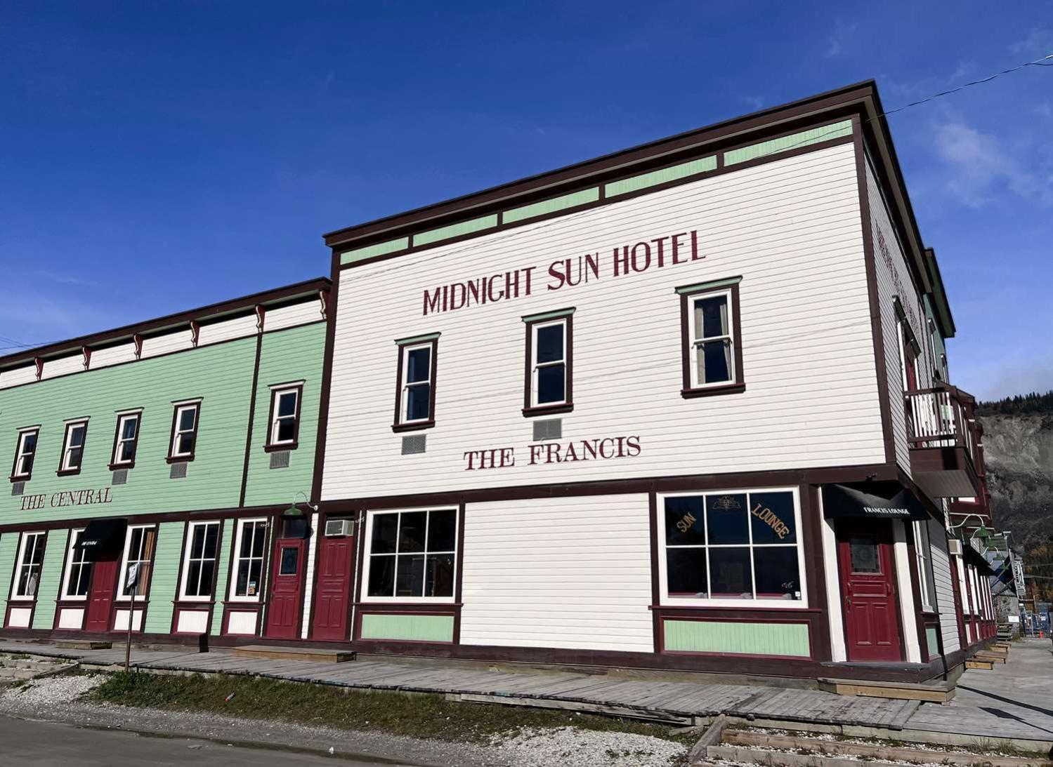 Midnight Sun, A Coast Hotel Dawson City Exteriör bild