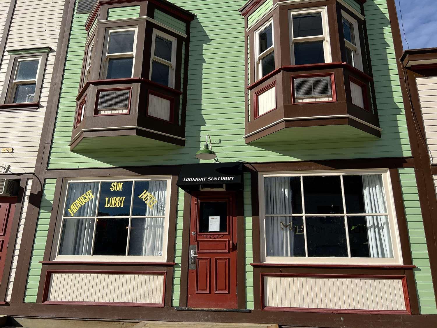 Midnight Sun, A Coast Hotel Dawson City Exteriör bild