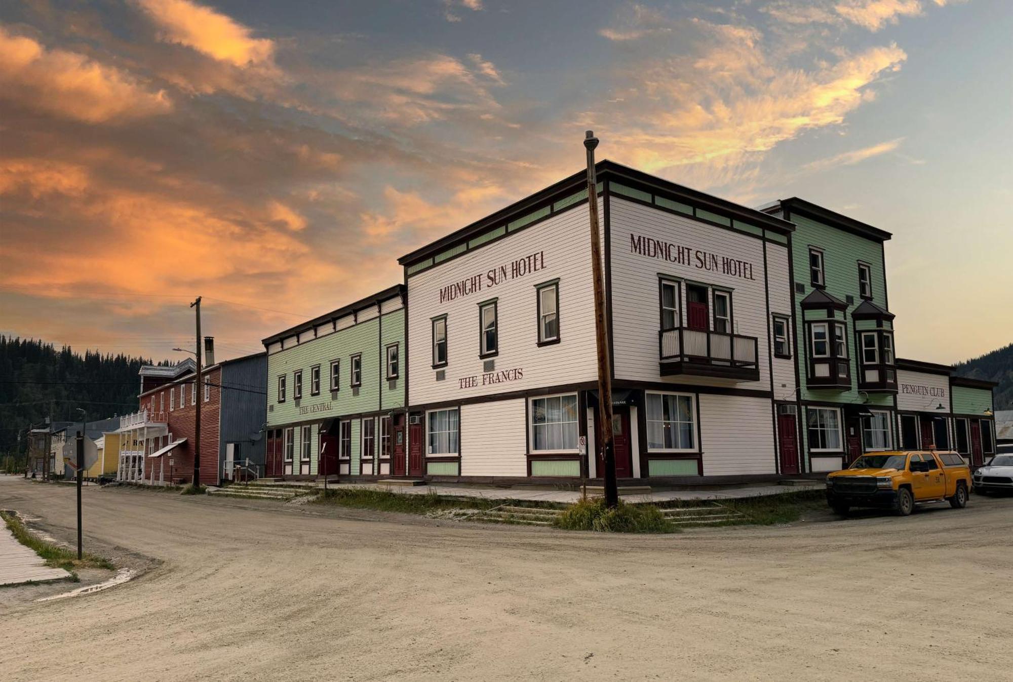 Midnight Sun, A Coast Hotel Dawson City Exteriör bild