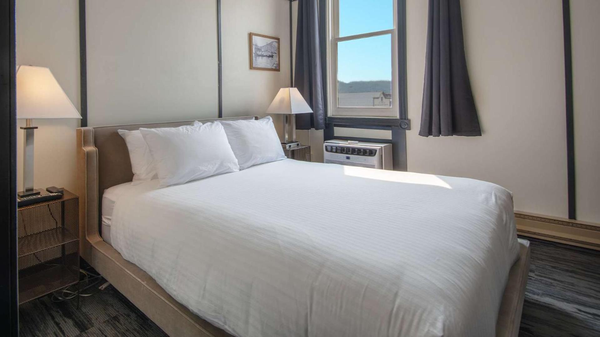 Midnight Sun, A Coast Hotel Dawson City Exteriör bild