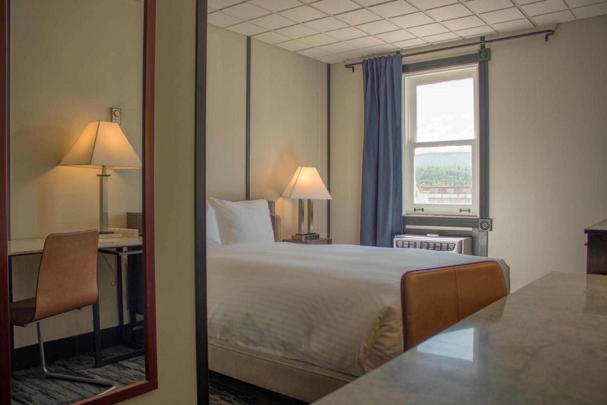 Midnight Sun, A Coast Hotel Dawson City Exteriör bild