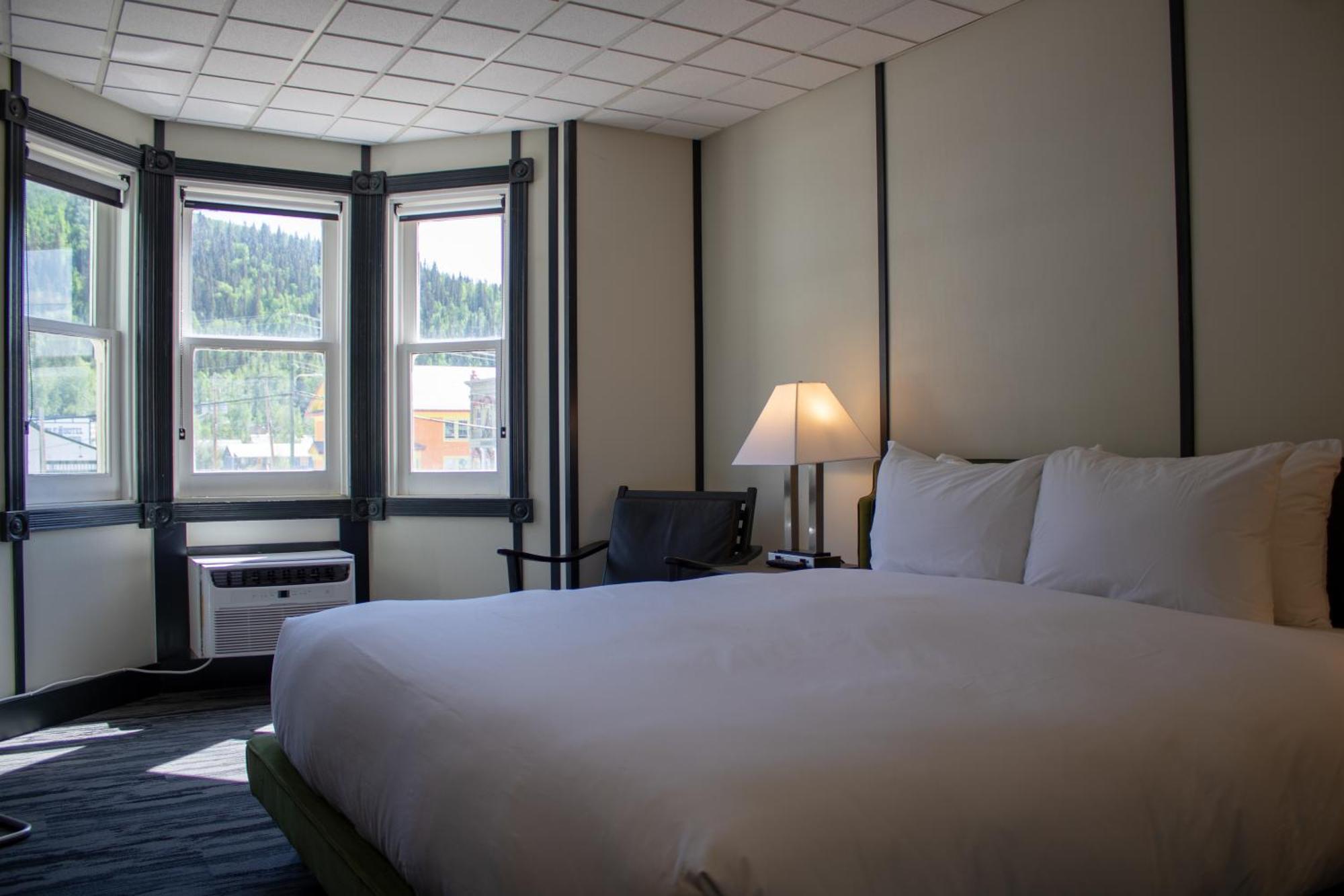 Midnight Sun, A Coast Hotel Dawson City Exteriör bild