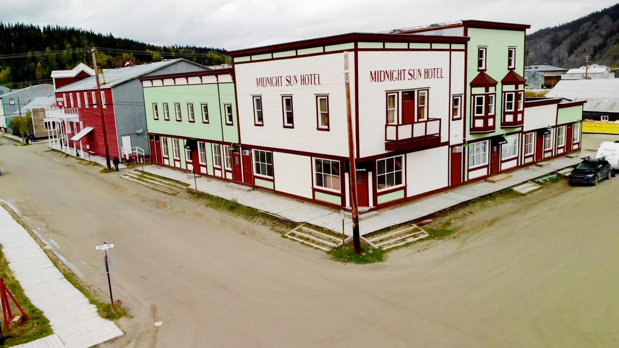 Midnight Sun, A Coast Hotel Dawson City Exteriör bild