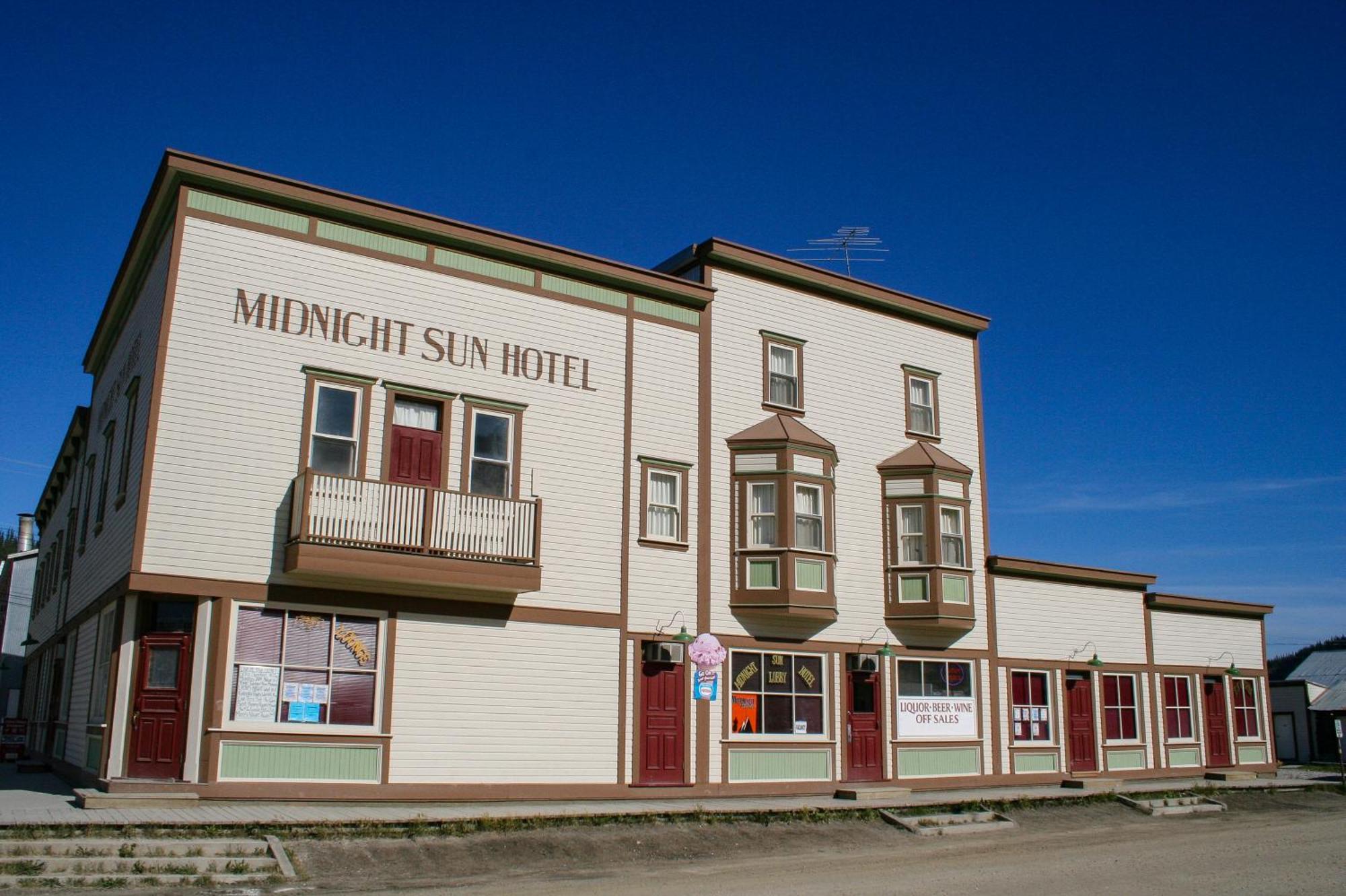 Midnight Sun, A Coast Hotel Dawson City Exteriör bild