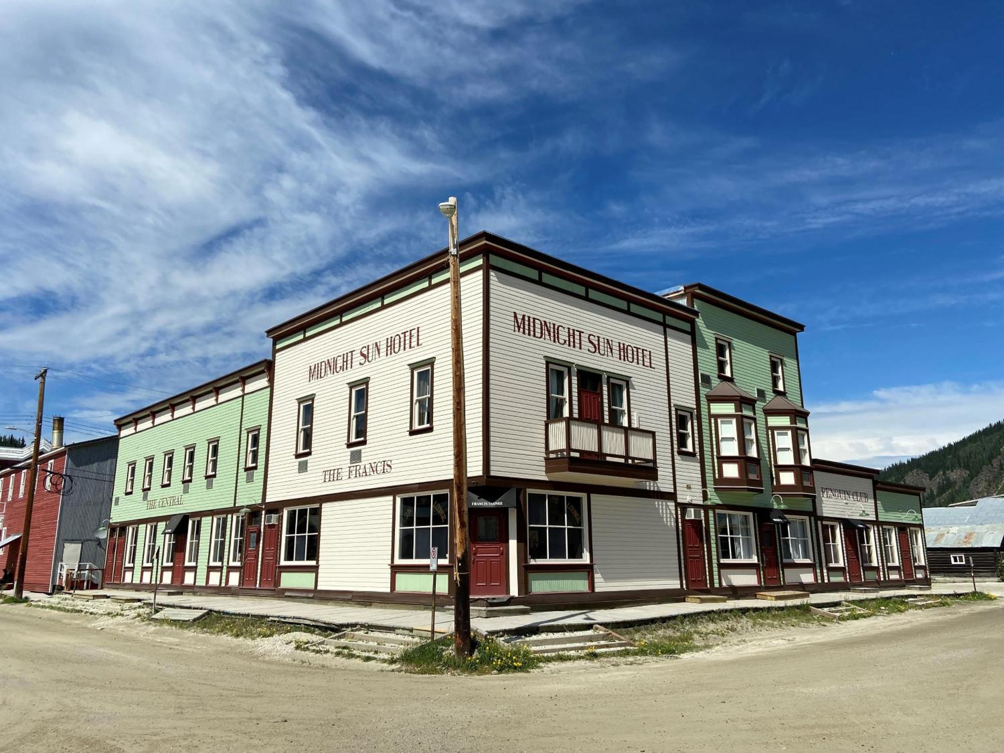 Midnight Sun, A Coast Hotel Dawson City Exteriör bild