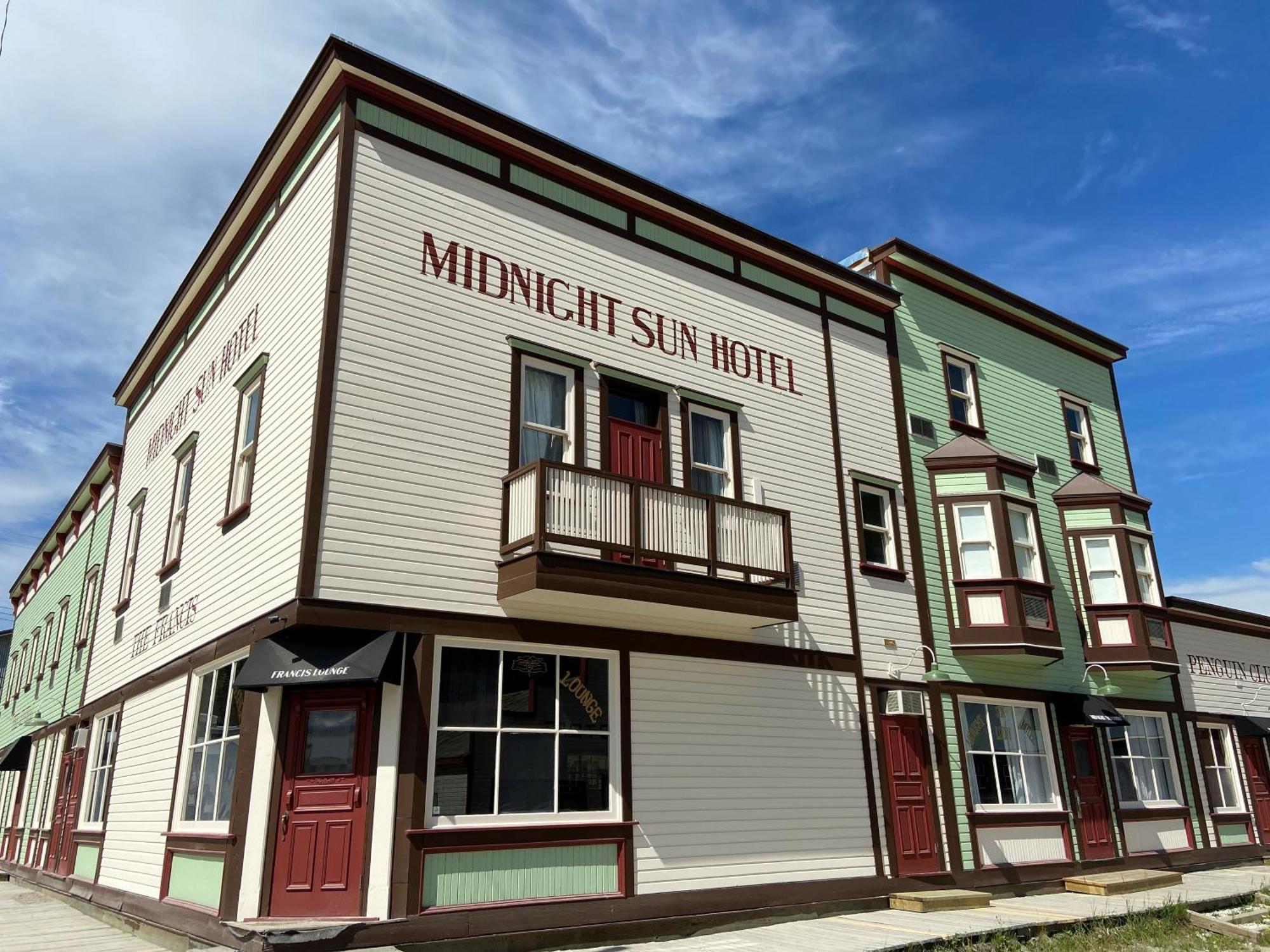 Midnight Sun, A Coast Hotel Dawson City Exteriör bild
